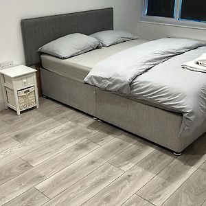 Gatwick Guest House - Short & Long Stay, Airport Parking, Airport Shuttle, Early & Late Check In - 49, Rh11 8Qx